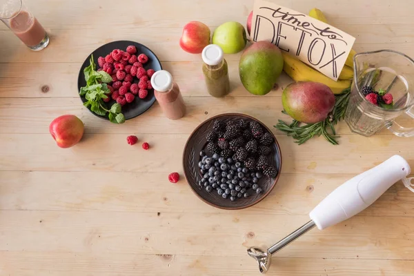 Detox drinks and organic food — Stock Photo, Image