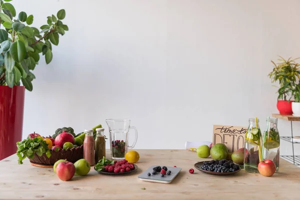 Detox drinks and organic food — Stock Photo, Image