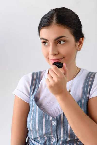 Woman with fresh blackberry — Stock Photo, Image