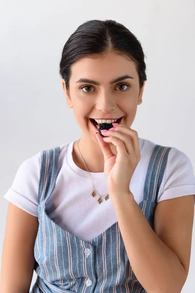 Woman eating fresh blackberry — Stock Photo, Image