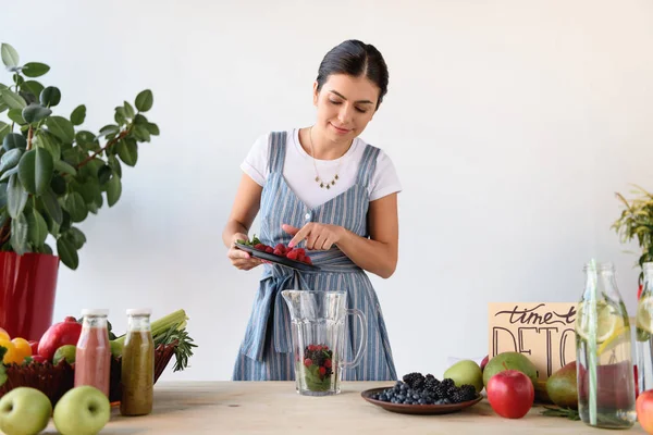 Young woman making detox drink — Stock Photo, Image