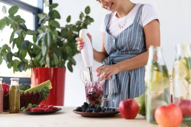 kadın pişirme Detoks içecek