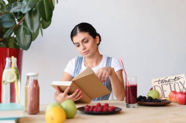kadın masasında kitap okumak