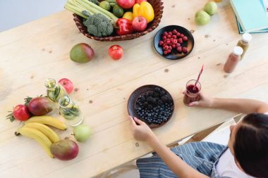 Detoks içecek ve çilek plaka üzerinde kadın ile