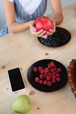 Greyfurt elinde olan kadın