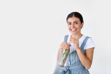 Detoks içecek kadınla