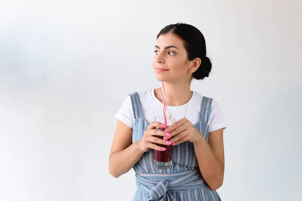 Thoughtful woman with detox drink — Stock Photo, Image