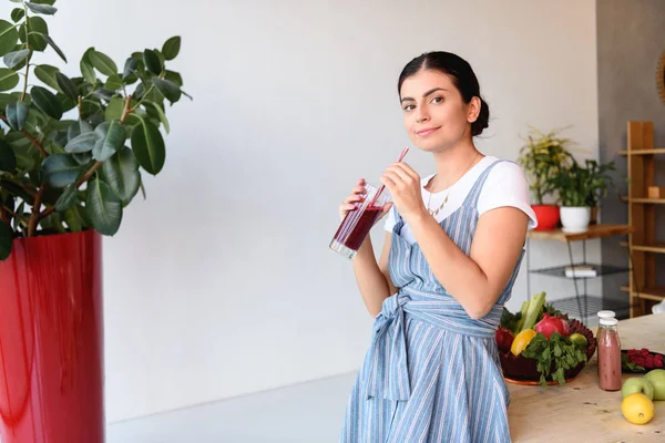Молода жінка зі склянкою детоксикаційного напою — стокове фото