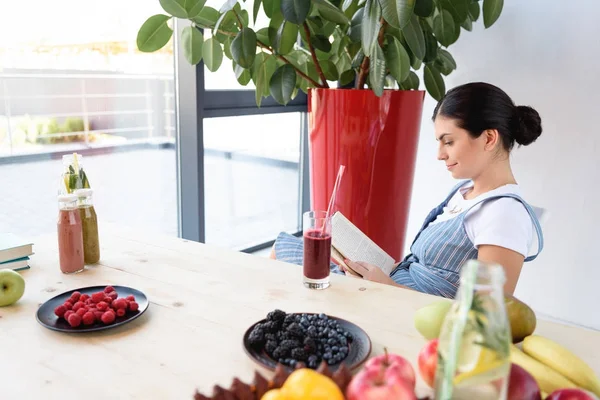kadın masasında kitap okumak