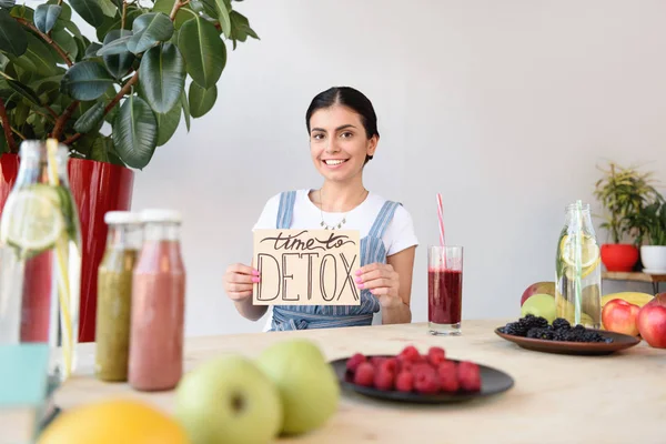 Smiling woman with time to detox card — Stock Photo, Image