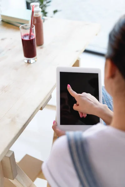 Woman pointing at tablet — Free Stock Photo