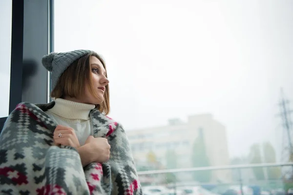 Girl wrapped in warm blanket — Stock Photo, Image