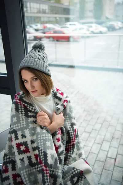 Mädchen in warme Decke gehüllt — Stockfoto