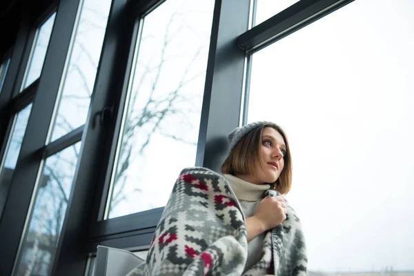 Girl wrapped in warm blanket — Stock Photo, Image