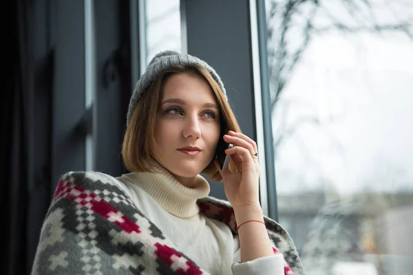 Woman talking by smartphone — Stock Photo, Image