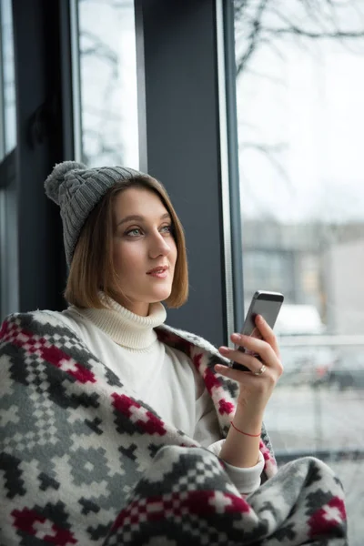 Woman holding smartphone — Stock Photo, Image