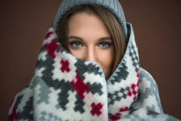Женщина, завернутая в одеяло — стоковое фото