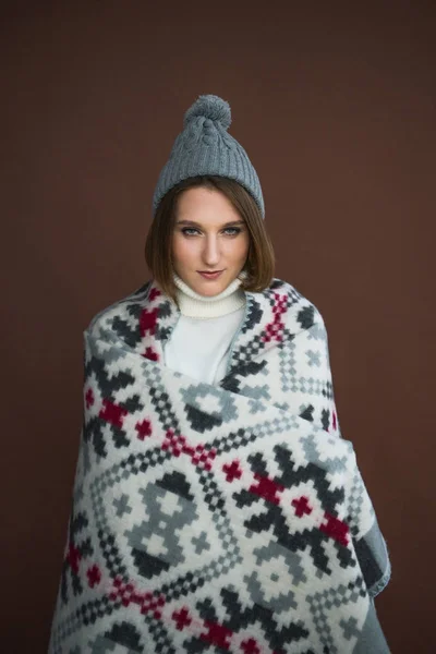 Girl wrapped in blanket — Stock Photo, Image