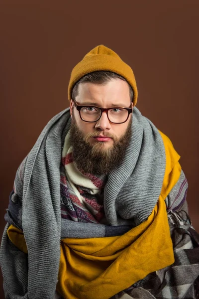 Чоловік, загорнутий у шарфи — стокове фото