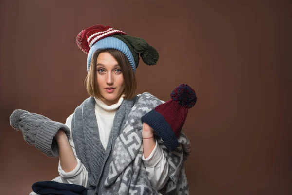 Femme avec chapeaux d'hiver — Photo