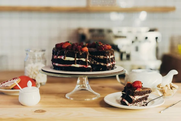 Stuk van heerlijke cake met vruchten — Stockfoto