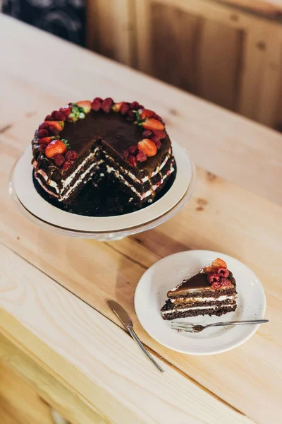 Kus chutný dort s ovocem — Stock fotografie