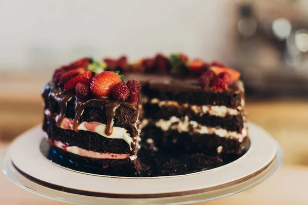Csokoládé torta gyümölcsökkel — Stock Fotó