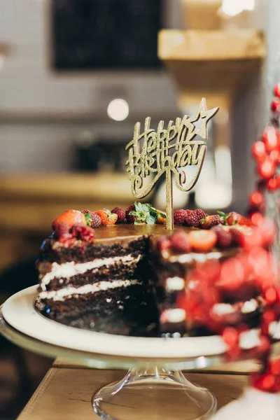 Pastel de cumpleaños feliz —  Fotos de Stock