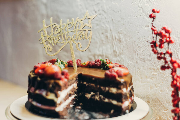 Pastel con signo de feliz cumpleaños — Imagen de stock Pastel con signo de feliz cumpleaños Fotos De Stock Sin Royalties Gratis