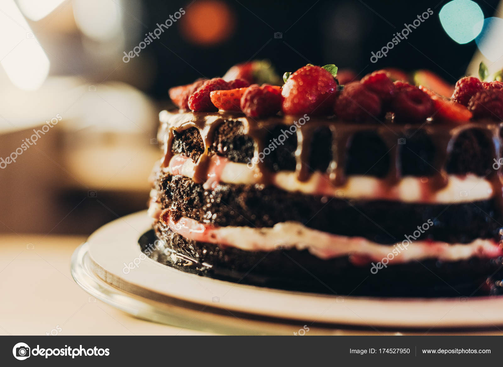 Pastel de chocolate con crema y frutas — Foto de stock #174527950 ©  ViktoriaSapata, image size:1600x1168