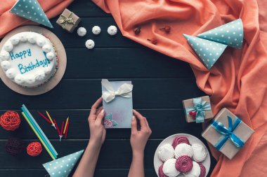 Kartpostal tutan kadın