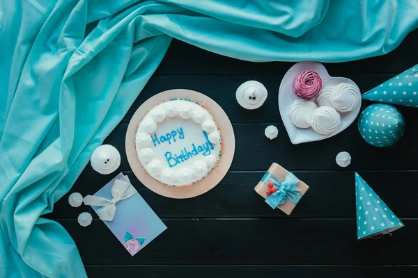 Geburtstagstorte mit Geschenk und Süßigkeiten — Stockfoto