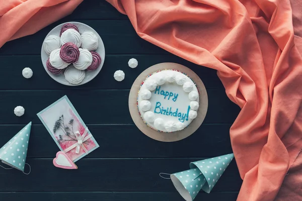 Pastel de cumpleaños y gorras de cumpleaños — Foto de Stock