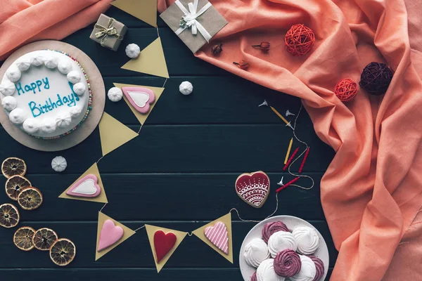 装飾や誕生日のお祝いのお菓子 — ストック写真