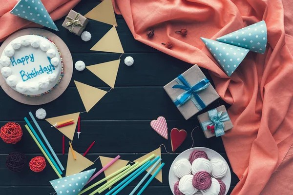 Pastel de cumpleaños y decoración para fiesta —  Fotos de Stock