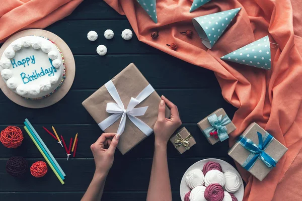 Woman opening present box — Stock Photo, Image