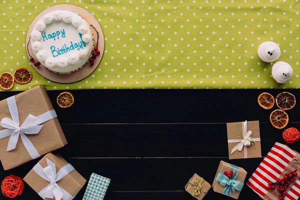 Presentes caixas e bolo de aniversário — Fotografia de Stock