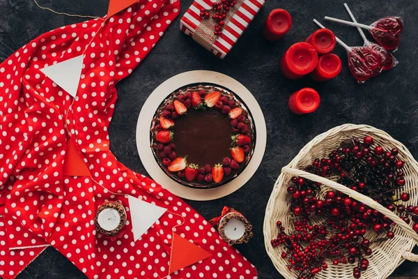 Tårta med frukter och ljus — Stockfoto