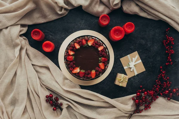 Chocolade cake en kaarsen — Stockfoto