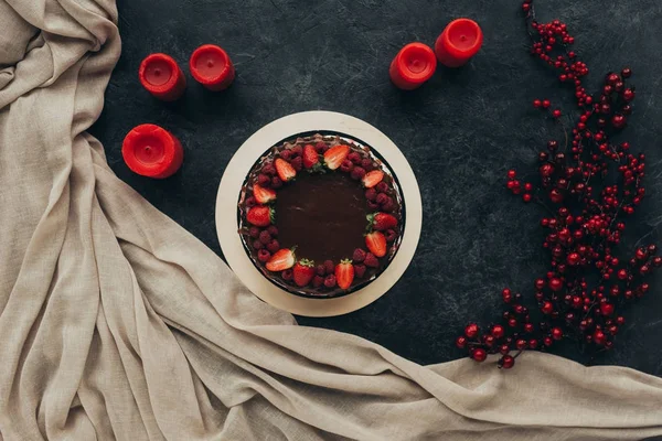 チョコレート ケーキとキャンドル — ストック写真