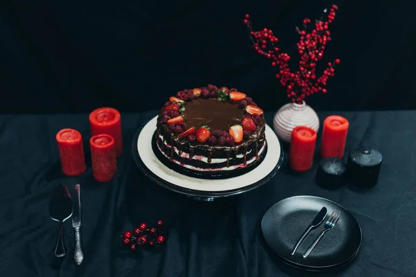Torta e candele rosse — Foto Stock