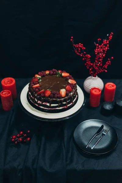 Torta e candele rosse — Foto Stock