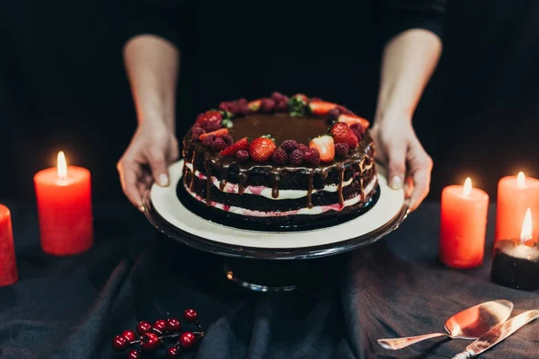Femme mettre stand de gâteau sur la table — Photo