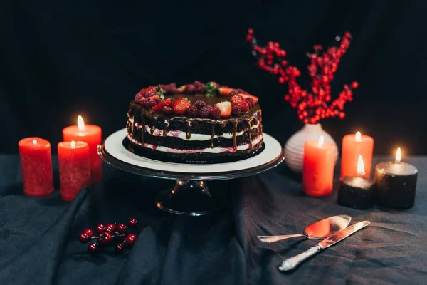 Gâteau et bougies rouges — Photo