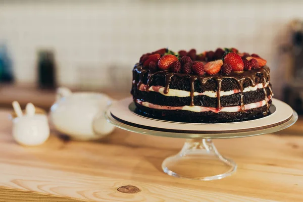 Шоколадный торт с фруктами — стоковое фото