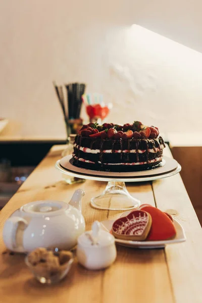 Kue coklat dengan buah-buahan — Stok Foto