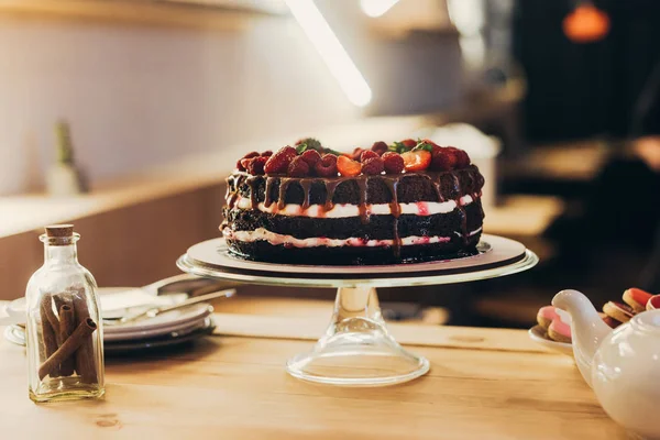 Chokladkaka med frukt — Stockfoto