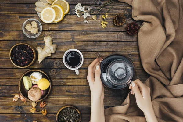 Glas Teekanne in den Händen — Stockfoto