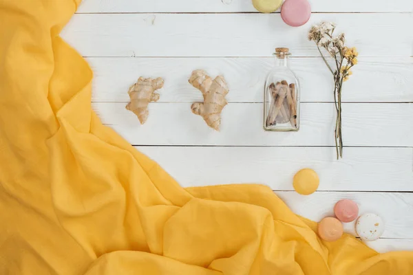 Ginger and macaroons — Stock Photo, Image