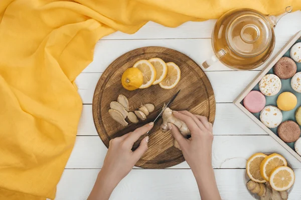 Woman cutting ginger — Stock Photo, Image